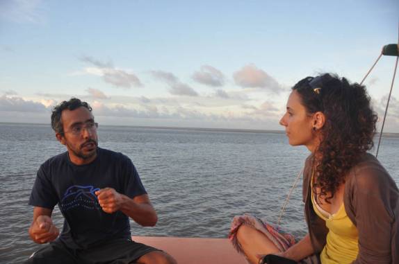 Tentando praticar o francês com a Marjolie, que vive na Guiana Francesa (na travessia para Algodoal - PA)